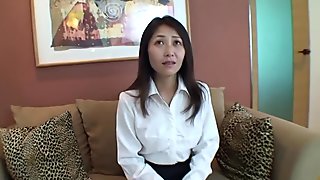Japon milf (orta yaşlı kadın sekreteri) iş sonrası seks istiyor